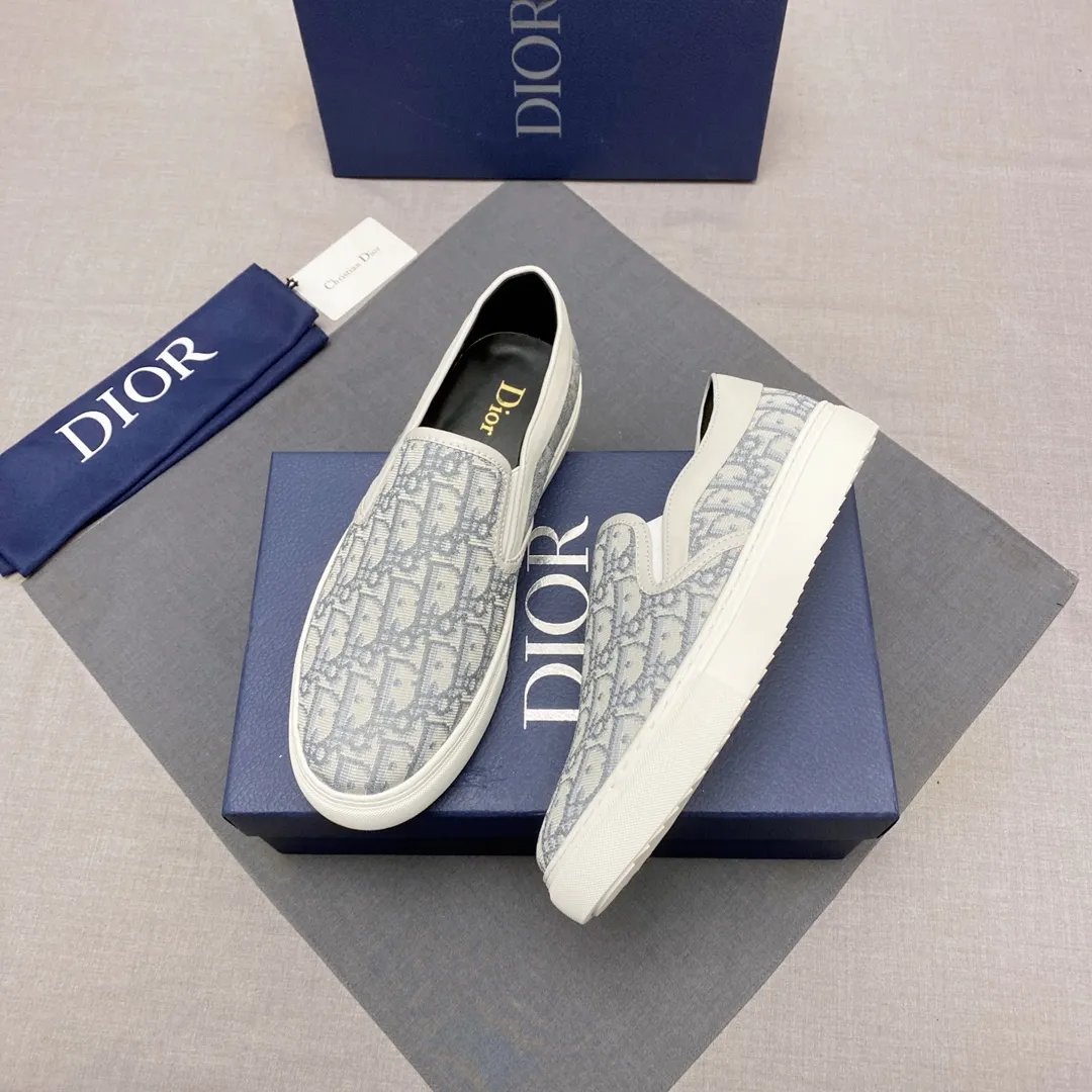 p380, Dior series casual shoes 👟🔥[Dior] Dior's new casual men's shoes are launched in Hong Kong counters. Official website 1:1 production. Original Italian materials. Designed by European and American masters. Perfect shape to create counter quality. Solid color rubber wear-resistant outsole and classic dazzling head! Super versatile and very comfortable. High-end without losing taste, fashionable and novel! ! Absolute focus! Code number: 38-44, three colors available (45 can be customized, cannot be returned or exchanged) No. 005